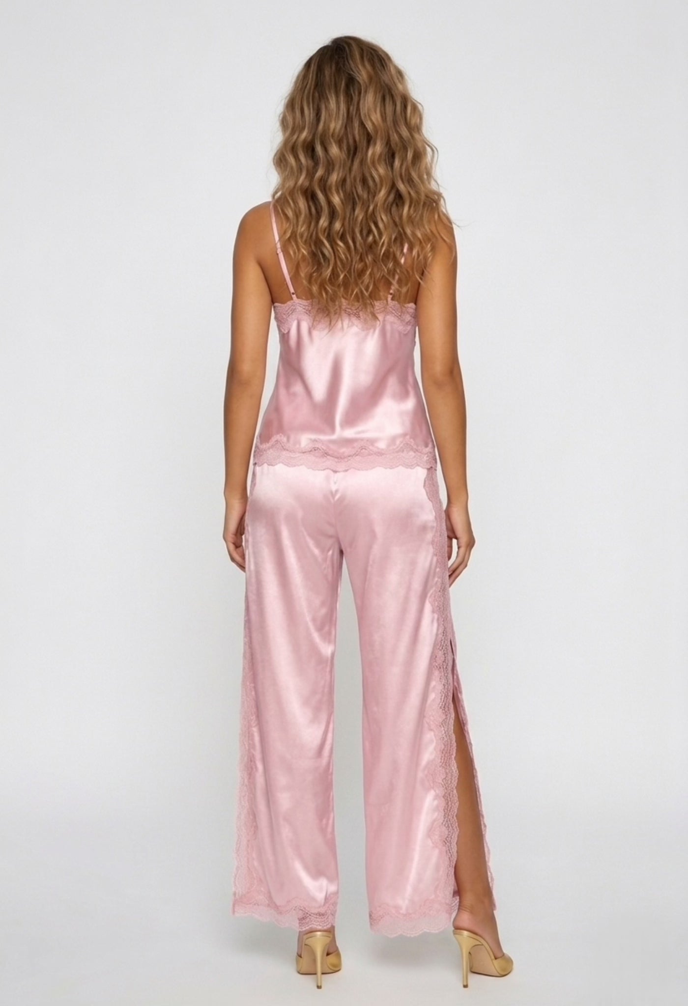 طقم بيجامة حرير توت بدانتيل فاخر - حمالات وبنطال Grade 6A | Silk Lace Cami & Pants Set