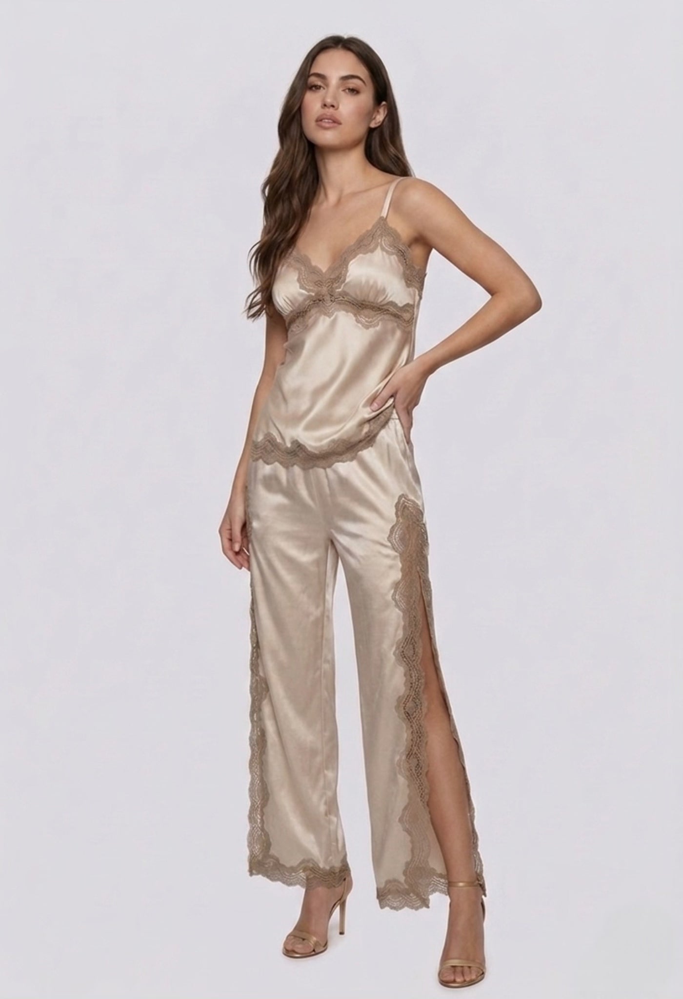 طقم بيجامة حرير توت بدانتيل فاخر - حمالات وبنطال Grade 6A | Silk Lace Cami & Pants Set