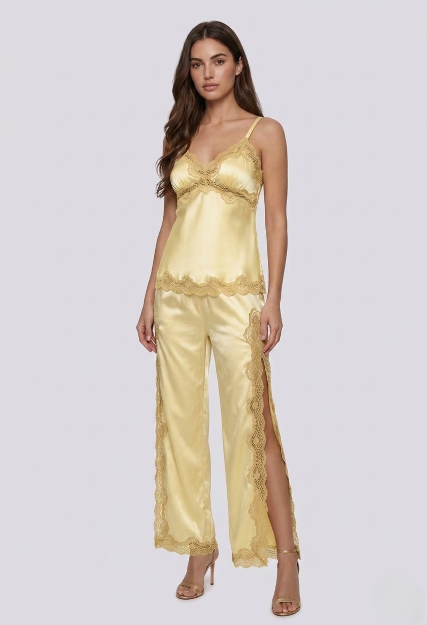 طقم بيجامة حرير توت بدانتيل فاخر - حمالات وبنطال Grade 6A | Silk Lace Cami & Pants Set