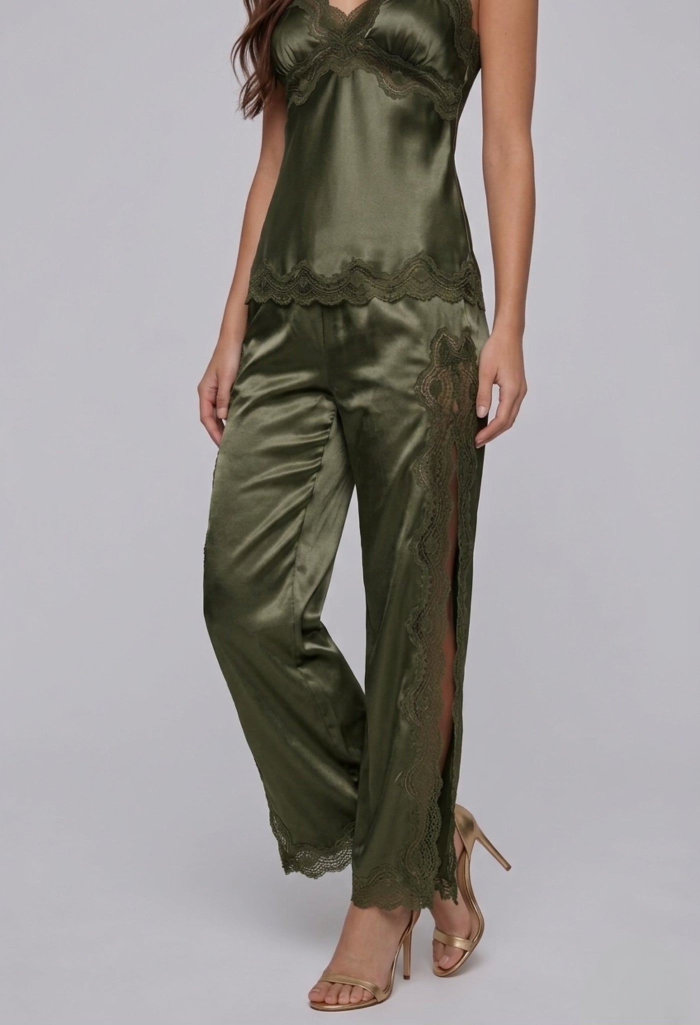 طقم بيجامة حرير توت بدانتيل فاخر - حمالات وبنطال Grade 6A | Silk Lace Cami & Pants Set